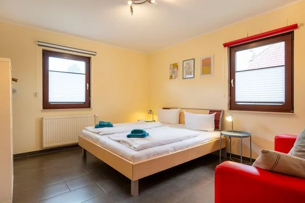 Schlafzimmer mit Doppelbett im Erdgeschoss  Haus Zeitlos