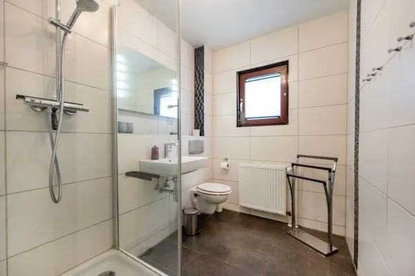 Badezimmer mit Dusche im Erdgeschoss  Haus Zeitlos