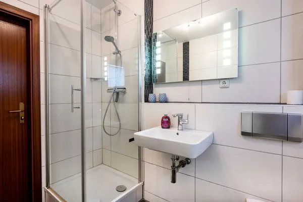 Badezimmer mit Dusche im Erdgeschoss  Haus Zeitlos