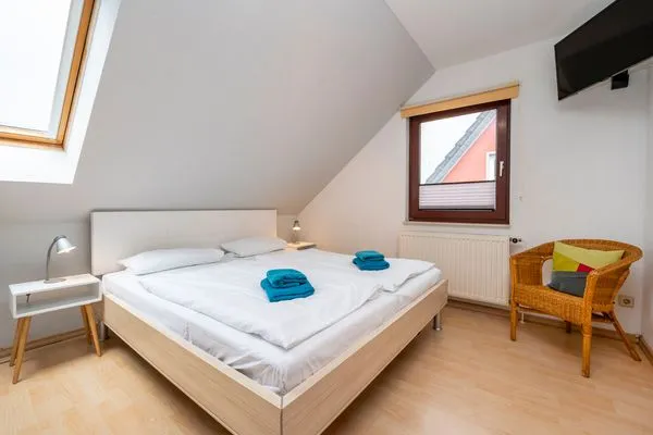 2. Schlafzimmer mit Doppelbett und TV  Haus Zeitlos