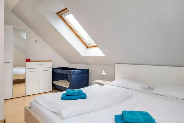 2. Schlafzimmer mit Doppelbett und Kleiderschrank  Haus Zeitlos