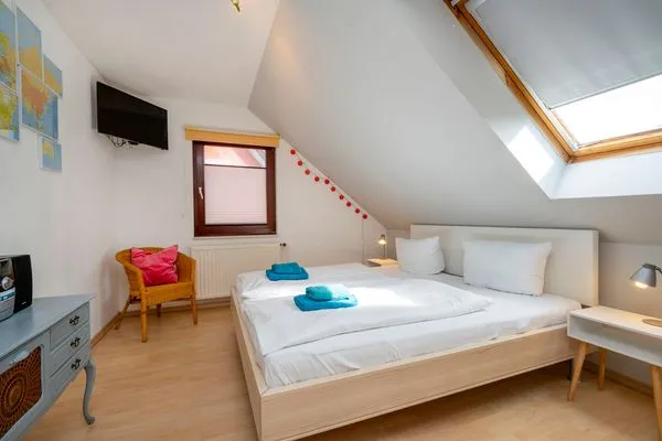 3. Schlafzimmer mit Doppelbett und TV  Haus Zeitlos