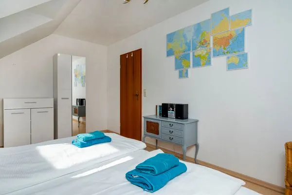 3. Schlafzimmer mit Doppelbett und Kleiderschrank  Haus Zeitlos