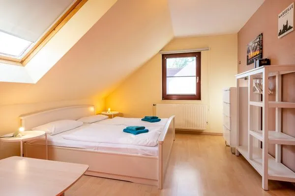 4. Schlafzimmer mit Doppelbett  Haus Zeitlos