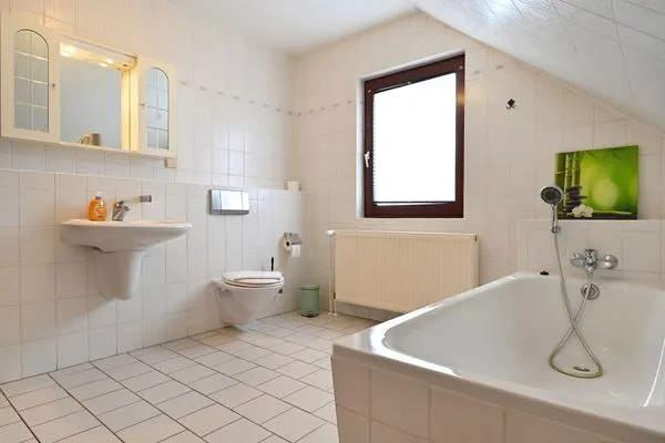 Badezimmer mit Badewanne im Obergeschoss  Haus Zeitlos