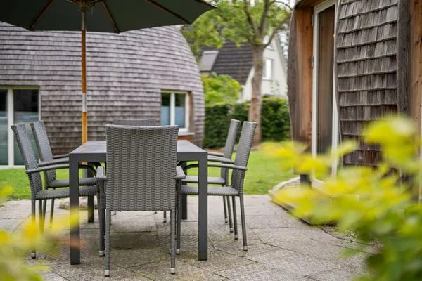 Kugelhaus Chiara am Tollensesee Penzlin – Sonnige Terrasse mit gemütlicher Sitzgruppe und Gartenblick  Chiara