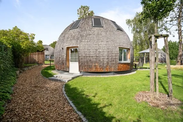 Kugelhaus Chiara am Tollensesee Penzlin – Einzigartige Architektur mit Holzschindeln und privatem Garten  Chiara