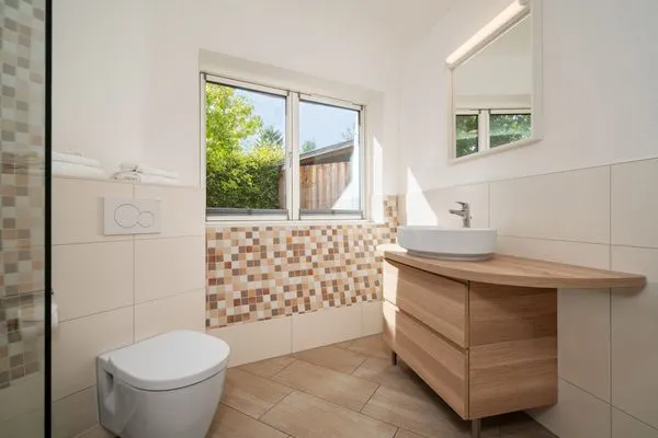 Kugelhaus Chiara am Tollensesee Penzlin – Modernes Badezimmer mit stilvollen Fliesen und elegantem Waschtisch  Chiara