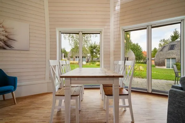 Kugelhaus Chiara am Tollensesee Penzlin – Heller Essbereich mit Panoramablick ins Grüne  Chiara