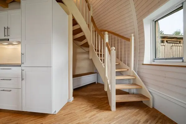 Kugelhaus Chiara am Tollensesee Penzlin – Stilvolle Holztreppe mit liebevollen Details und hellem Wohnambiente  Chiara