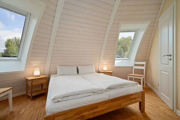 Kugelhaus Chiara am Tollensesee Penzlin – Helles Schlafzimmer mit gemütlicher Atmosphäre und natürlichem Holzdesign  Chiara