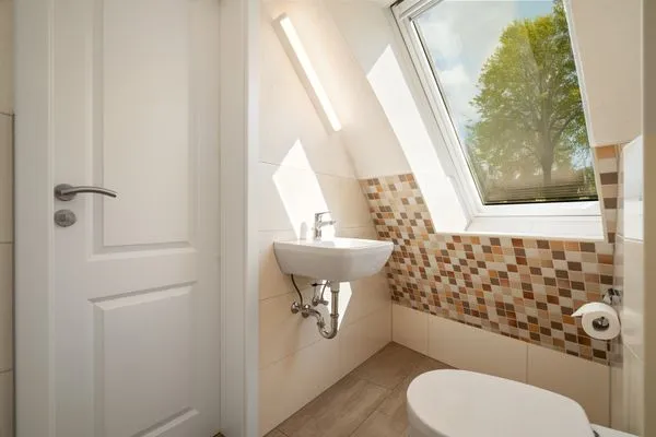 Kugelhaus Chiara am Tollensesee Penzlin – Helles Gäste-WC mit modernem Design und Tageslichtfenster  Chiara