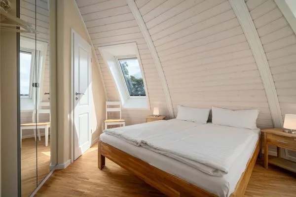 Kugelhaus Chiara am Tollensesee Penzlin – Charmantes Schlafzimmer mit sanftem Lichteinfall  Chiara