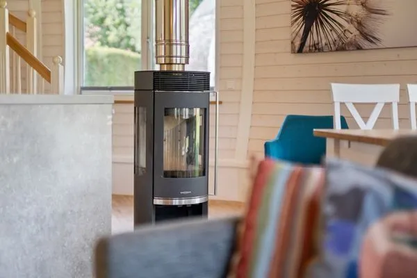 Kugelhaus Chiara am Tollensesee Penzlin – Gemütlicher Wohnbereich mit modernem Kamin und stilvollem Ambiente  Chiara