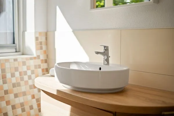 Kugelhaus Chiara am Tollensesee Penzlin – Stilvolles Waschbecken-Design mit natürlichem Lichteinfall  Chiara