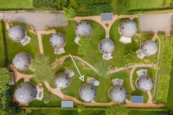 Kugelhaus Chiara am Tollensesee Penzlin – Vogelperspektive auf die idyllische Anlage mit markiertem Ferienhaus  Chiara