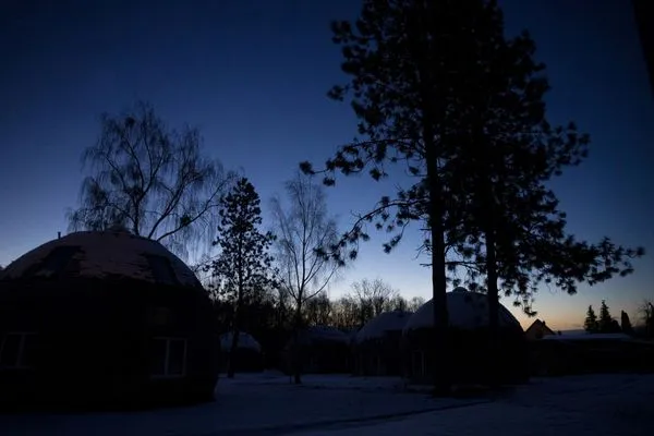 Ferienhaus Kirana - Kugelhaus am Tollensesee - Apartmentgelände im Winter  Kirana