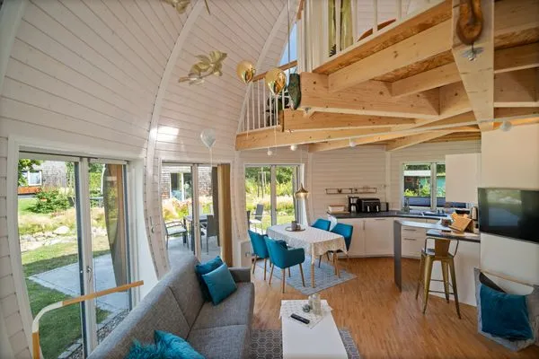 Ferienhaus Kugellager - Kugelhaus am Tollensesee - offener Wohnbereich  Kugellager