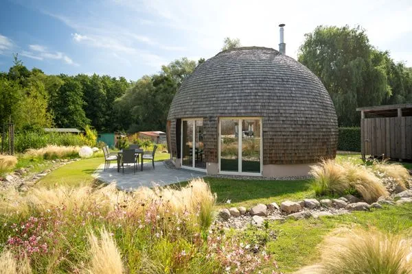 Ferienhaus Kugellager - Kugelhaus am Tollensesee - charmantes Ambiente und idyllischer Garten  Kugellager