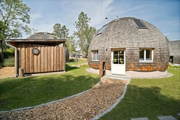 Ferienhaus Kugellager - Kugelhaus am Tollensesee - Hauseingang mit Zugang zum Fahrradschuppen  Kugellager