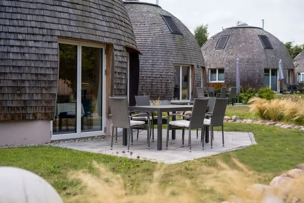 Ferienhaus Kugellager - Kugelhaus am Tollensesee - Terrasse mit Blick in den Garten  Kugellager