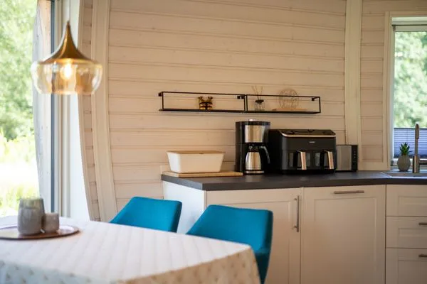 Ferienhaus Kugellager - Kugelhaus am Tollensesee - Essbereich an der offenen Küche  Kugellager