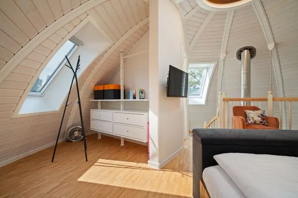 Ferienhaus Kugellager - Kugelhaus am Tollensesee - Aufbewahrungsmöglichkeiten am Schlafbereich  Kugellager