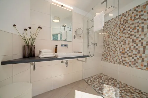 Ferienhaus Kugellager - Kugelhaus am Tollensesee - Badezimmer mit offener, moderner Dusche  Kugellager