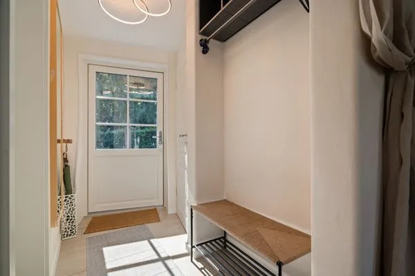 Ferienhaus Kugellager - Kugelhaus am Tollensesee - lichtdurchfluteter Eingangsbereich  Kugellager