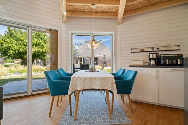 Ferienhaus Kugellager - Kugelhaus am Tollensesee - Essbereich mit wunderbarem Blick ins Grüne  Kugellager