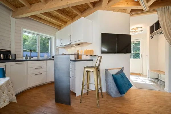 Ferienhaus Kugellager - Kugelhaus am Tollensesee - Offener Küchenbereich mit Sitzinsel  Kugellager