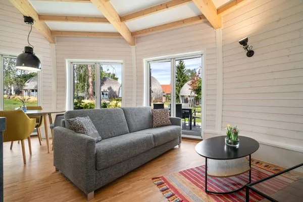 Ferienhaus Phoebe - Kugelhaus am Tollensesee - Wohnzimmer mit Blick in den Garten  Phoebe