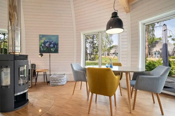 Ferienhaus Phoebe - Kugelhaus am Tollensesee - Essbereich mit kuscheligem Kamin  Phoebe