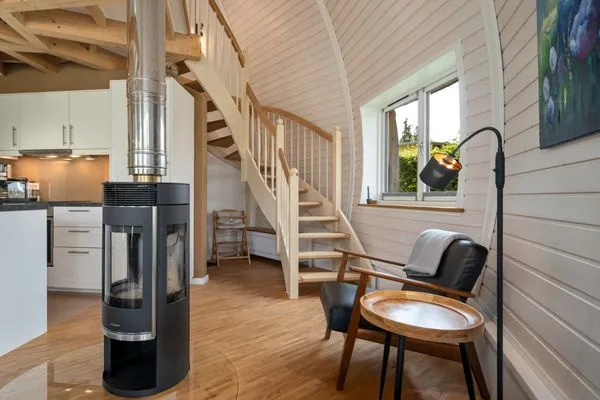 Ferienhaus Phoebe - Kugelhaus am Tollensesee - Kamin im Wohnbereich  Phoebe