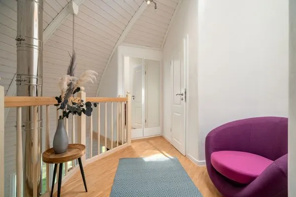 Ferienhaus Phoebe - Kugelhaus am Tollensesee - Sitzecke im Obergeschoss  Phoebe