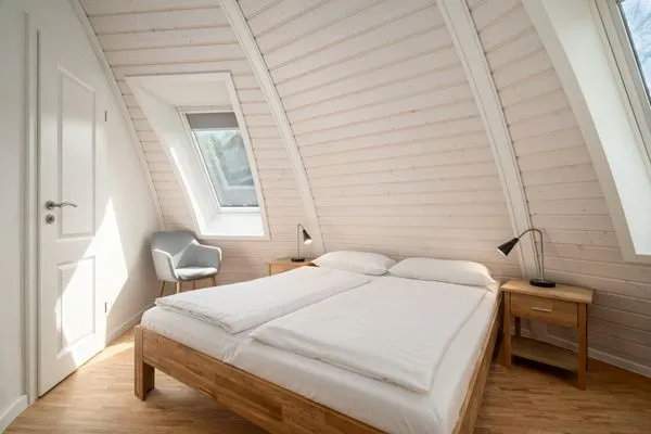 Ferienhaus Phoebe - Kugelhaus am Tollensesee - bequemes Doppelbett  Phoebe