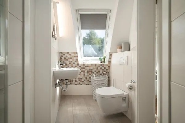 Ferienhaus Phoebe - Kugelhaus am Tollensesee - Badezimmer im Obergeschoss  Phoebe