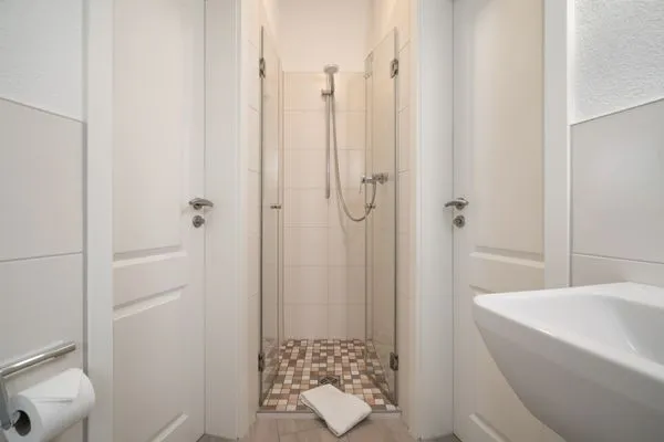 Ferienhaus Phoebe - Kugelhaus am Tollensesee - Dusche im oberen Badezimmer  Phoebe