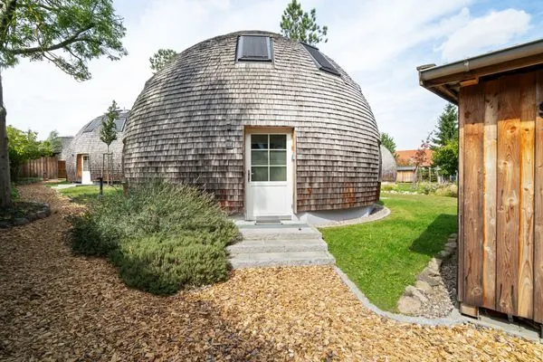 Ferienhaus Phoebe - Kugelhaus am Tollensesee - Hauseingang neben dem Fahrradschuppen  Phoebe