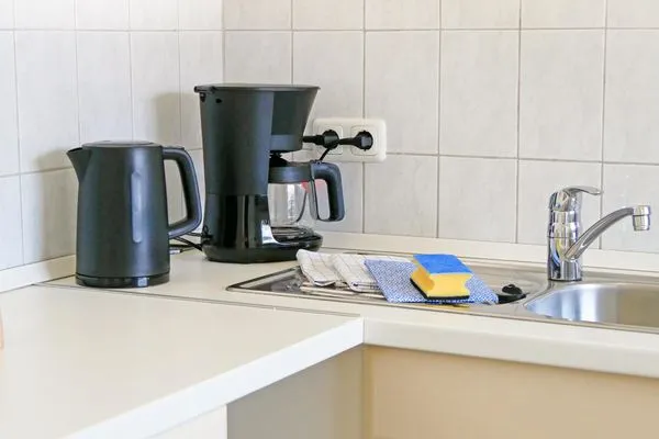 Küche / Kaffeemaschine und Wasserkocher Ferienhaus Greune-Stee 87 Ferienwohnung Uttiet bi de Düün