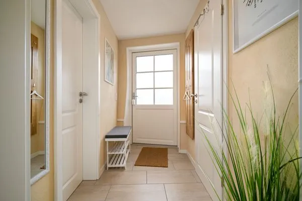 Ferienhaus Nordlichter - Kugelhaus am Tollensesee - lichtdurchfluteter Eingangsbereich  Nordlichter