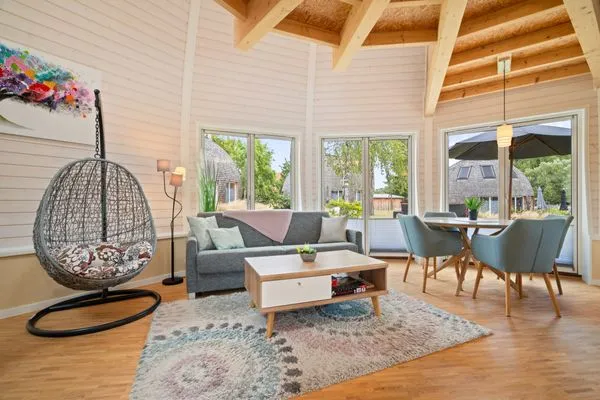 Ferienhaus Nordlichter - Kugelhaus am Tollensesee - offen gestalteter Wohnbereich  Nordlichter