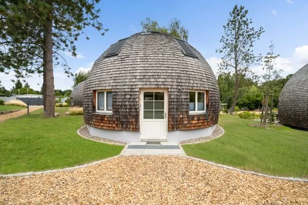 Ferienhaus Nordlichter - Kugelhaus am Tollensesee - Hauseingang mit Ausblick ins Gelände  Nordlichter