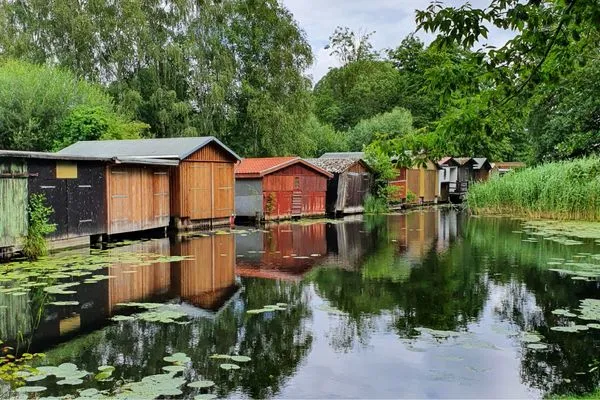 Ferienhaus Nordlichter - Kugelhaus am Tollensesee - Kanal mit Bootshäusern  Nordlichter