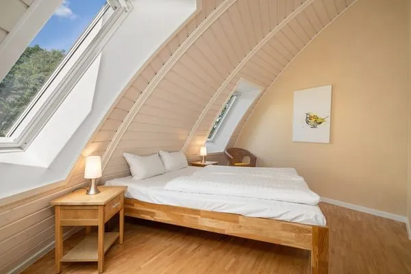 Ferienhaus Solveig - Kugelhaus am Tollensesee - 1.großzügiges Schlafzimmer im OG  Solveig