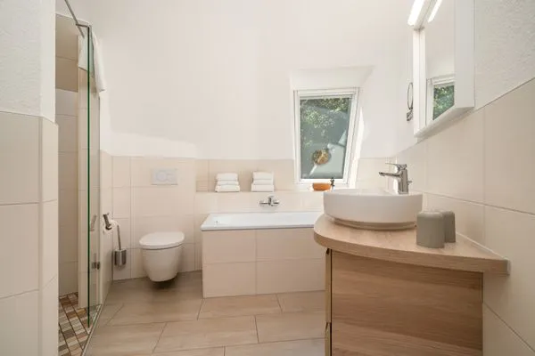 Ferienhaus Solveig - Kugelhaus am Tollensesee - Bad mit Dusche und Badewanne im OG  Solveig