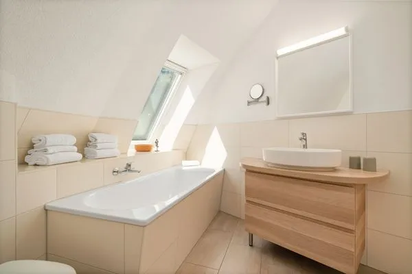 Ferienhaus Solveig - Kugelhaus am Tollensesee - Badezimmer mit Badewanne im OG  Solveig