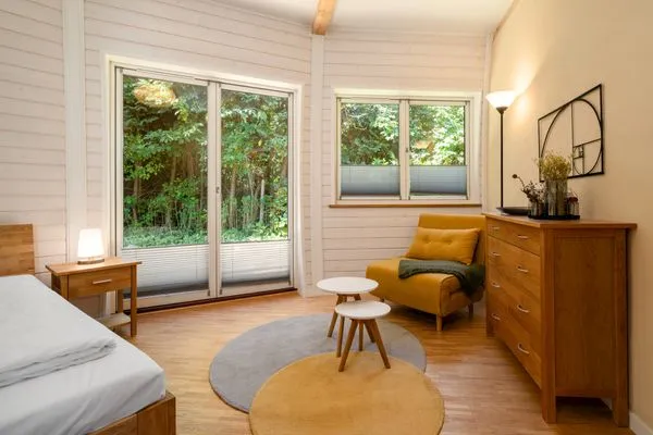 Ferienhaus Solveig - Kugelhaus am Tollensesee - Schlafzimmer mit Leseecke  Solveig