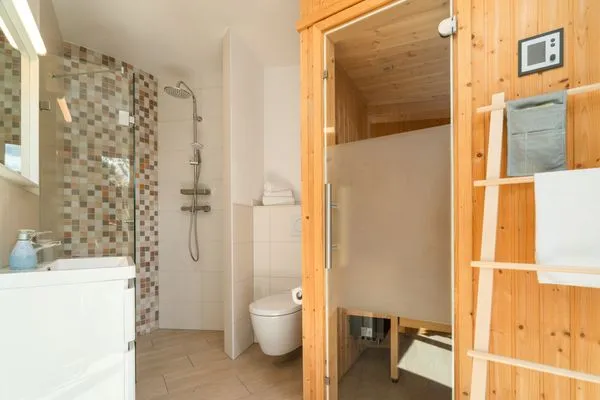 Ferienhaus Solveig - Kugelhaus am Tollensesee - Badezimmer im EG mit hauseigener Sauna  Solveig
