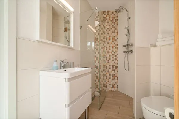 Ferienhaus Solveig - Kugelhaus am Tollensesee - Badezimmer mit Dusche im Erdgeschoss  Solveig